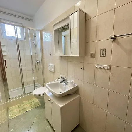 Rooms&apartments Nada فندق مبيت وإفطار 2*