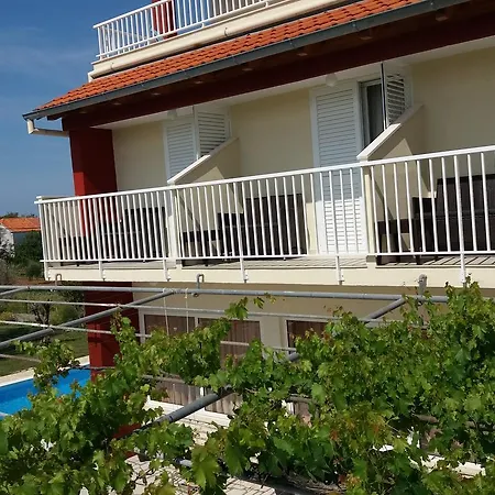 Rooms&apartments Nada B&B